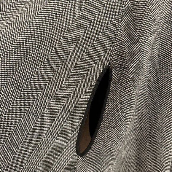 Charlie Paige Black & White Herringbone Cape with Pockets One Size Fits All - Picture 3 of 6